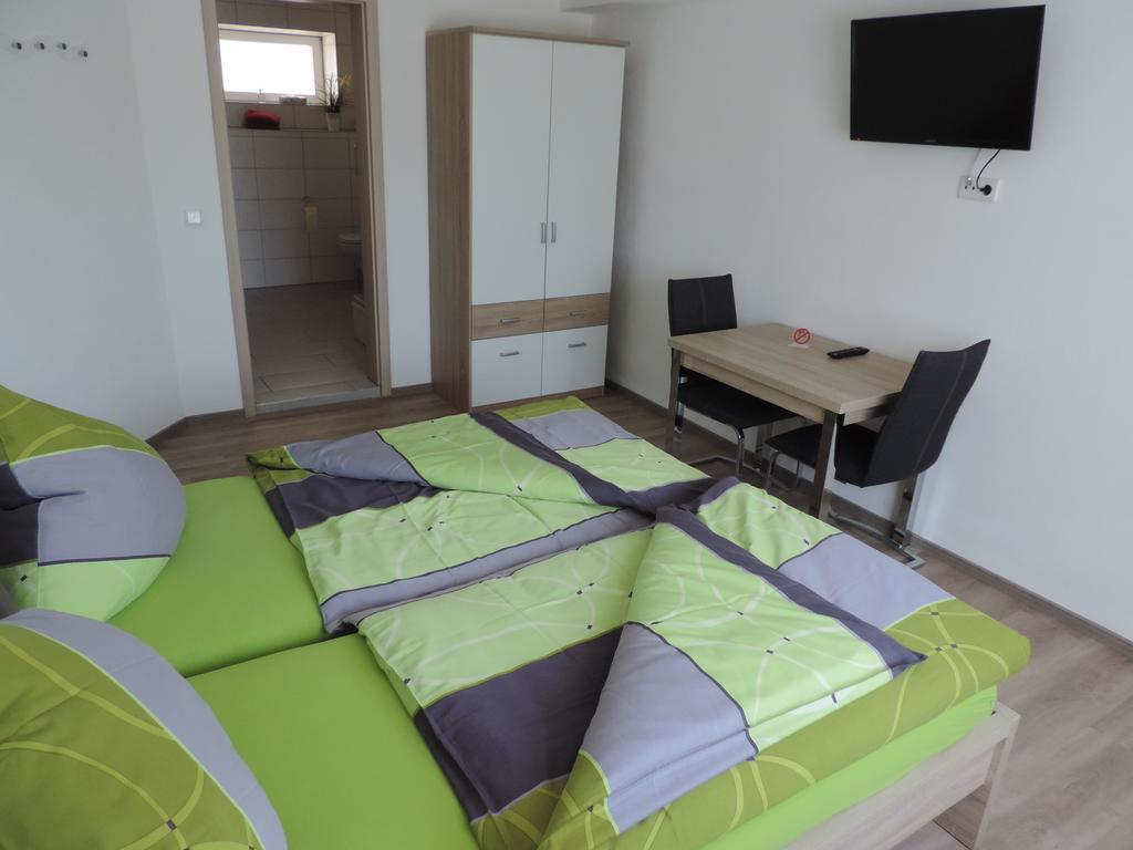Pension am Kirchberg Wehringen Zimmer foto